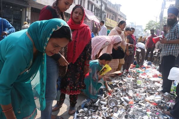 बर्तन खरीदारी के लिए उमड़ी जगाधरी बर्तन बाजार में भीड़। ंसंवाद बर्तन खरीदारी के लिए उमड़ी जगाधरी बर्तन बाजार में भीड़। ंसंवाद