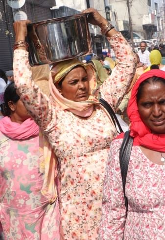 बर्तन खरीदारी के लिए उमड़ी जगाधरी बर्तन बाजार में भीड़। ंसंवाद बर्तन खरीदारी के लिए उमड़ी जगाधरी बर्तन बाजार में भीड़। ंसंवाद