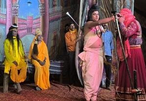 बिसौली में राम का राज्याभिषेक करते वशिष्ठ मुनि। संवाद बिसौली में राम का राज्याभिषेक करते वशिष्ठ मुनि। संवाद