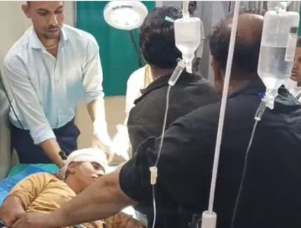 चिकित्सालय लाए गए मासूम को देखते पुलिस अधिकारी। चिकित्सालय लाए गए मासूम को देखते पुलिस अधिकारी।