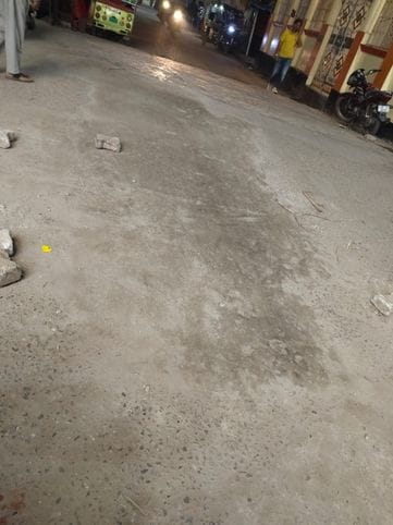 छह सड़का से शिव मंदिर के बीच पेचिंग के नाम पर लीपापोती। संवाद छह सड़का से शिव मंदिर के बीच पेचिंग के नाम पर लीपापोती। संवाद