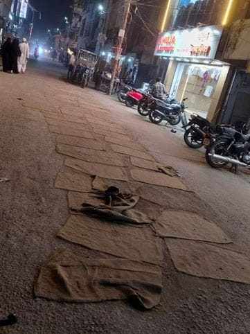 छह सड़का से शिव मंदिर के बीच पेचिंग के नाम पर लीपापोती। संवाद छह सड़का से शिव मंदिर के बीच पेचिंग के नाम पर लीपापोती। संवाद