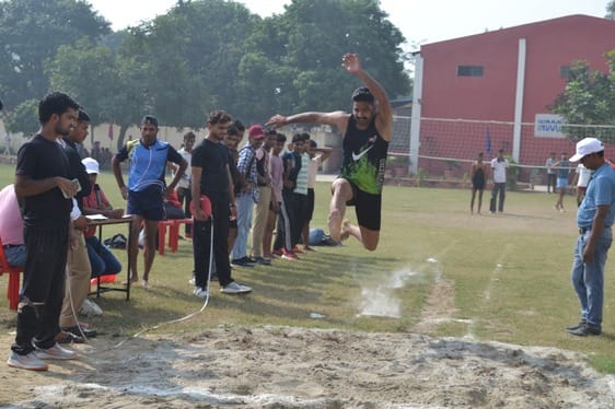 एसएस कॉलेज में खेलकूद के दौरान रस्साकशी में प्रतिभाग करता कॉलेज स्टाफ। स्रोत: आयोजक एसएस कॉलेज में खेलकूद के दौरान रस्साकशी में प्रतिभाग करता कॉलेज स्टाफ। स्रोत: आयोजक