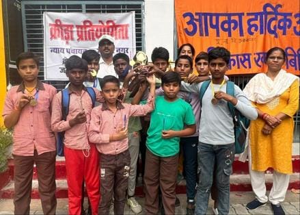फोटो-11-बांगरमऊ में न्याय पंचायत स्तरीय प्रतियोगिता के पुरस्कृत छात्र-छात्राएं। स्रोत: शिक्षक