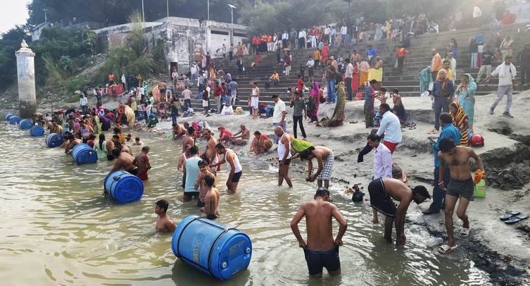 फोटो-14-यमुना नदी के ब्रह्म कुंड जरौली में कार्तिक पूर्णिमा स्नान ध्यान के लिए जुटी भीड़। संवाद