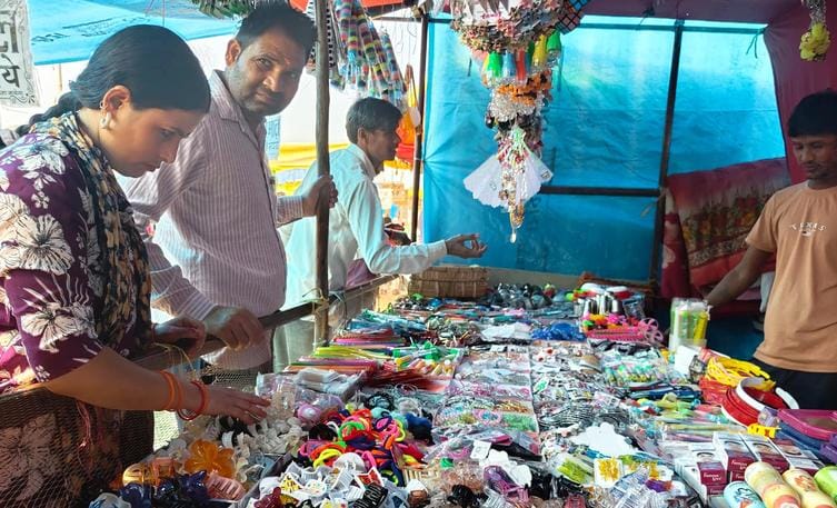 फोटो-14-यमुना नदी के ब्रह्म कुंड जरौली में कार्तिक पूर्णिमा स्नान ध्यान के लिए जुटी भीड़। संवाद