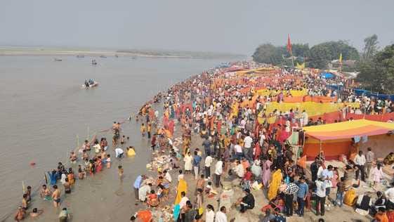 फोटो- 17 कमालगंज के श्रंगीरामपुर स्थित गंगाघाट पर दलदल में स्नान करते श्रद्धालु।स्रोत:पाठक फोटो- 17 कमालगंज के श्रंगीरामपुर स्थित गंगाघाट पर दलदल में स्नान करते श्रद्धालु।स्रोत:पाठक