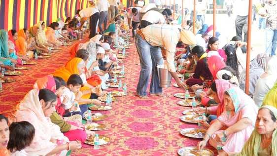 फोटो-24 सिखलाइट गुरुद्वारा में अरदास करते सेंटर कमांडर ब्रिगेडियर मनीष जैन व अन्य सैन्य अधिकारी