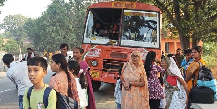 फोटो-25- दुर्घटना स्थल पर खड़ी रोडवेज बस और मौजूद सवारियां। संवाद फोटो-25- दुर्घटना स्थल पर खड़ी रोडवेज बस और मौजूद सवारियां। संवाद