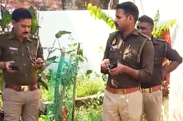 फोटो-26-जांच करने पहुंची पुलिस। संवाद