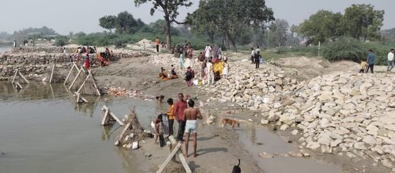 फोटो-27- बांगरमऊ के नानामऊ घाट पर स्नान करते श्रद्धालु। संवाद फोटो-27- बांगरमऊ के नानामऊ घाट पर स्नान करते श्रद्धालु। संवाद