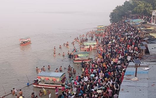 फोटो-27- बांगरमऊ के नानामऊ घाट पर स्नान करते श्रद्धालु। संवाद फोटो-27- बांगरमऊ के नानामऊ घाट पर स्नान करते श्रद्धालु। संवाद