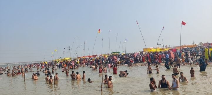फोटो-27- बांगरमऊ के नानामऊ घाट पर स्नान करते श्रद्धालु। संवाद फोटो-27- बांगरमऊ के नानामऊ घाट पर स्नान करते श्रद्धालु। संवाद