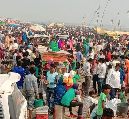 फोटो-27- बांगरमऊ के नानामऊ घाट पर स्नान करते श्रद्धालु। संवाद फोटो-27- बांगरमऊ के नानामऊ घाट पर स्नान करते श्रद्धालु। संवाद