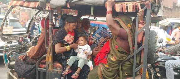 फोटो-3 ठंडी सड़क से खचाखच सवारियां भरकर जाता टेंपो। संवाद फोटो-3 ठंडी सड़क से खचाखच सवारियां भरकर जाता टेंपो। संवाद