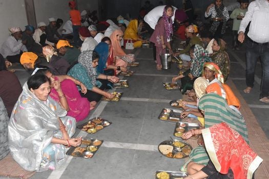फोटो-33- गुरुद्वारा श्री गुरुसिंह सभा में गुरु ग्रंथ साहिब के सामने माथा टेकतीं श्रद्धालु। स्रो