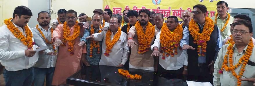 फोटो-33-मनोनीत पदाधिकारियों को संविधान की शपथ दिलाते संघ के पदाधिकारी। स्रोत आयोजक फोटो-33-मनोनीत पदाधिकारियों को संविधान की शपथ दिलाते संघ के पदाधिकारी। स्रोत आयोजक