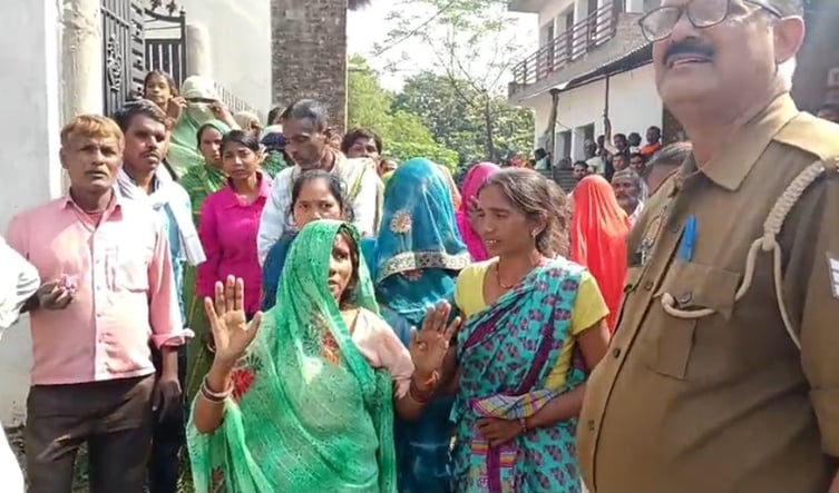 फोटो-38-शव रखकर प्रदर्शन करते ग्रामीण।वीडियो ग्रैब फोटो-38-शव रखकर प्रदर्शन करते ग्रामीण।वीडियो ग्रैब