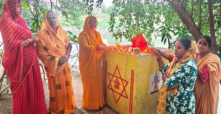 फोटो-48-तुलसी पूजन करती महिलाएं। संवाद फोटो-48-तुलसी पूजन करती महिलाएं। संवाद