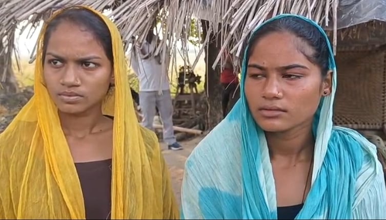 फोटो-49-रोती बिलखती बेटियां। संवाद फोटो-49-रोती बिलखती बेटियां। संवाद