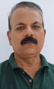 गोला में भूतनाथ रेलवे क्रॉसिंग पर लगी जाम। संवाद गोला में भूतनाथ रेलवे क्रॉसिंग पर लगी जाम। संवाद