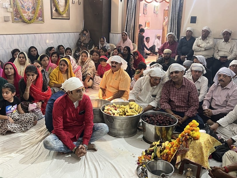 गुरुनानक जयंती पर नगर के सिंधी कालोनी स्थित गुरुद्वारे पर पूजन अर्चन करगुरुवाणी पढ़ते पाठी महं गुरुनानक जयंती पर नगर के सिंधी कालोनी स्थित गुरुद्वारे पर पूजन अर्चन करगुरुवाणी पढ़ते पाठी महं