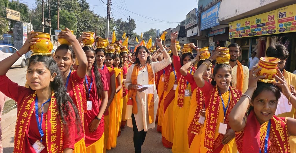 गायत्री परिवार की गौरव मंगल यात्रा में मौजूद सजीव झांकी। संवाद गायत्री परिवार की गौरव मंगल यात्रा में मौजूद सजीव झांकी। संवाद