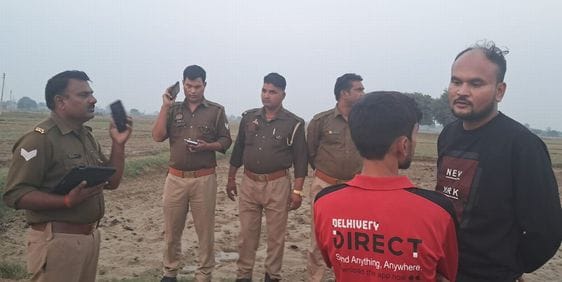घटना स्थल पर लगी भीड़। संवाद घटना स्थल पर लगी भीड़। संवाद
