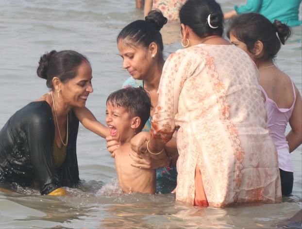 हर हर गंगे। बिजनौर में विदुर कुटी के पास गंगा स्नान मेले में गंगा घाट पर स्नान के लिए उमड़ी श्र हर हर गंगे। बिजनौर में विदुर कुटी के पास गंगा स्नान मेले में गंगा घाट पर स्नान के लिए उमड़ी श्र