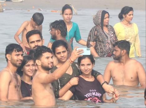 हर हर गंगे। बिजनौर में विदुर कुटी के पास गंगा स्नान मेले में गंगा घाट पर स्नान के लिए उमड़ी श्र हर हर गंगे। बिजनौर में विदुर कुटी के पास गंगा स्नान मेले में गंगा घाट पर स्नान के लिए उमड़ी श्र