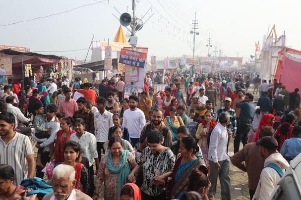 हर हर गंगे। बिजनौर में विदुर कुटी के पास गंगा स्नान मेले में गंगा घाट पर स्नान के लिए उमड़ी श्र हर हर गंगे। बिजनौर में विदुर कुटी के पास गंगा स्नान मेले में गंगा घाट पर स्नान के लिए उमड़ी श्र