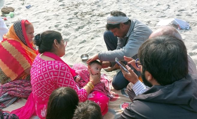 हर हर गंगे। बिजनौर में विदुर कुटी के पास गंगा स्नान मेले में गंगा घाट पर स्नान के लिए उमड़ी श्र हर हर गंगे। बिजनौर में विदुर कुटी के पास गंगा स्नान मेले में गंगा घाट पर स्नान के लिए उमड़ी श्र