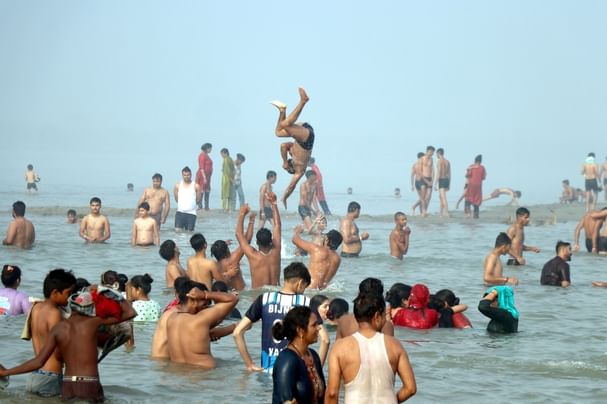 हर हर गंगे। बिजनौर में विदुर कुटी के पास गंगा स्नान मेले में गंगा घाट पर स्नान के लिए उमड़ी श्र हर हर गंगे। बिजनौर में विदुर कुटी के पास गंगा स्नान मेले में गंगा घाट पर स्नान के लिए उमड़ी श्र