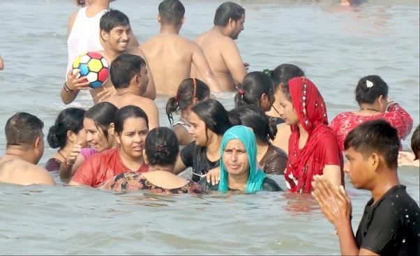 हर हर गंगे। बिजनौर में विदुर कुटी के पास गंगा स्नान मेले में गंगा घाट पर स्नान के लिए उमड़ी श्र हर हर गंगे। बिजनौर में विदुर कुटी के पास गंगा स्नान मेले में गंगा घाट पर स्नान के लिए उमड़ी श्र