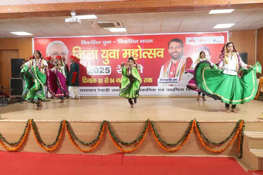 जिला युवा महोत्सव में प्रस्तुति देते प्रतिभागी। स्रोत : विवि जिला युवा महोत्सव में प्रस्तुति देते प्रतिभागी। स्रोत : विवि