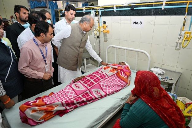 जयपुर के हरमाड़ा हादसे में घायल लोगों से SMS अस्पताल के ट्रॉमा सेंटर में मुलाकात करते पूर्व मुख जयपुर के हरमाड़ा हादसे में घायल लोगों से SMS अस्पताल के ट्रॉमा सेंटर में मुलाकात करते पूर्व मुख