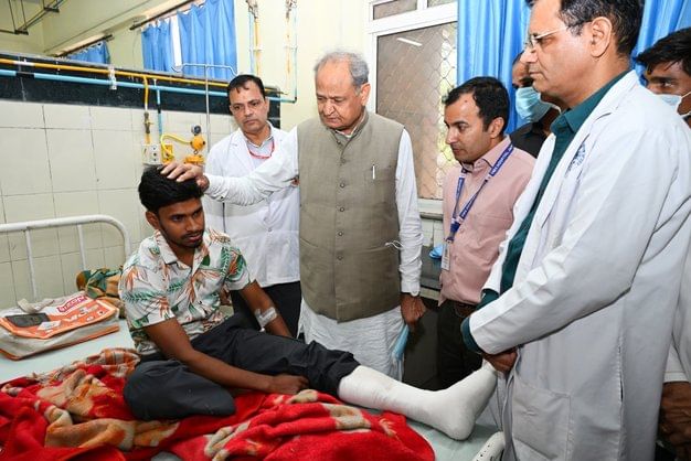 जयपुर के हरमाड़ा हादसे में घायल लोगों से SMS अस्पताल के ट्रॉमा सेंटर में मुलाकात करते पूर्व मुख जयपुर के हरमाड़ा हादसे में घायल लोगों से SMS अस्पताल के ट्रॉमा सेंटर में मुलाकात करते पूर्व मुख