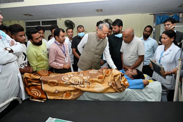 जयपुर के हरमाड़ा हादसे में घायल लोगों से SMS अस्पताल के ट्रॉमा सेंटर में मुलाकात करते पूर्व मुख जयपुर के हरमाड़ा हादसे में घायल लोगों से SMS अस्पताल के ट्रॉमा सेंटर में मुलाकात करते पूर्व मुख