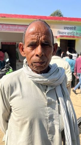 कृभको केंद्र पर खाद लेते किसान संडीला  
