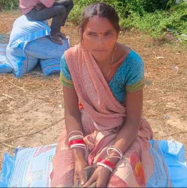 कृभको केंद्र पर खाद लेते किसान संडीला  