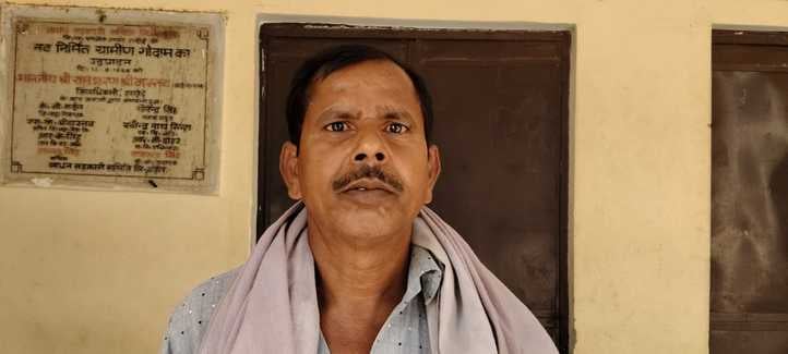 कृभको केंद्र पर खाद लेते किसान संडीला  