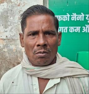 कृभको केंद्र पर खाद लेते किसान संडीला  