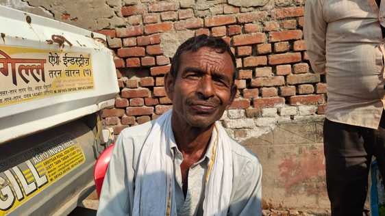 कृभको केंद्र पर खाद लेते किसान संडीला  