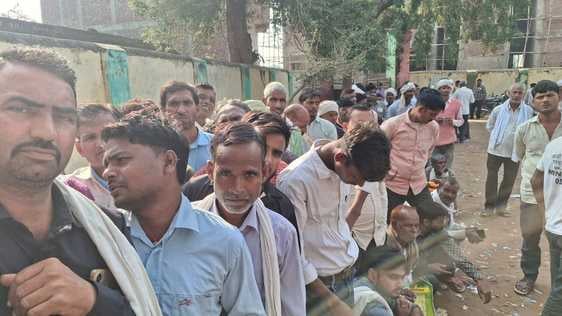 कृभको केंद्र पर खाद लेते किसान संडीला  