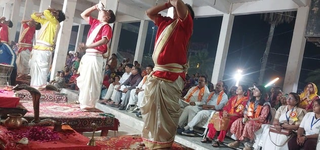 कछला घाट पर रंगोली देखते आयोजक। स्रोत: गंगा समिति कछला घाट पर रंगोली देखते आयोजक। स्रोत: गंगा समिति