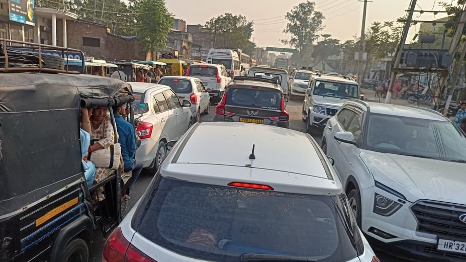 कपालमोचन मेले में लगे जाम के कारण कतार में खड़ी बसें। संवाद कपालमोचन मेले में लगे जाम के कारण कतार में खड़ी बसें। संवाद