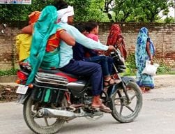 करारी चौराहे पर बिना हेलमेट फर्राटा भरते बाइक सवार तीन सवारी। संवाद करारी चौराहे पर बिना हेलमेट फर्राटा भरते बाइक सवार तीन सवारी। संवाद