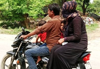 करारी चौराहे पर बिना हेलमेट फर्राटा भरते बाइक सवार तीन सवारी। संवाद करारी चौराहे पर बिना हेलमेट फर्राटा भरते बाइक सवार तीन सवारी। संवाद