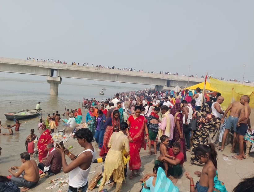 मिर्जापुर में ढाईघाट पर भगवान सत्यनारायण की कथा सुनते श्रद्धालु। संवाद