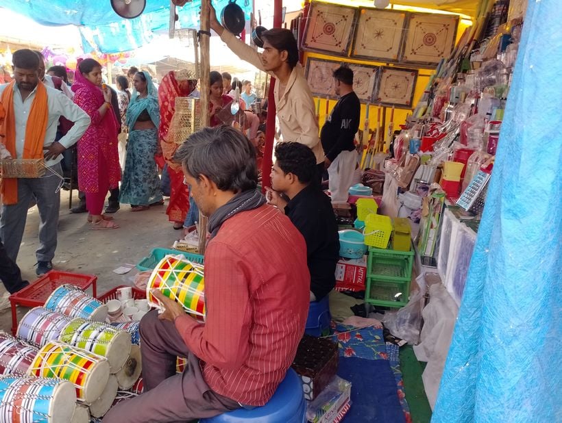 मिर्जापुर में ढाईघाट पर भगवान सत्यनारायण की कथा सुनते श्रद्धालु। संवाद
